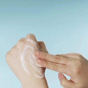 SKIN1004 Madagascar Centella Hyalu-Cica Gentle Cleansing Milk 200ml b